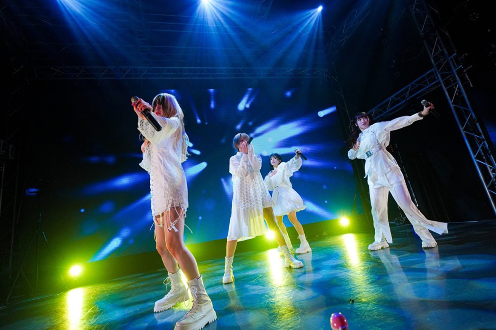 相笠萌プロデュースグループ「メタモル!!!」、強い決意を胸に歌声を響かせた「メタモル!!! 半年記念 1st ONEMAN LIVE Re:road」公演の模様をレポート！