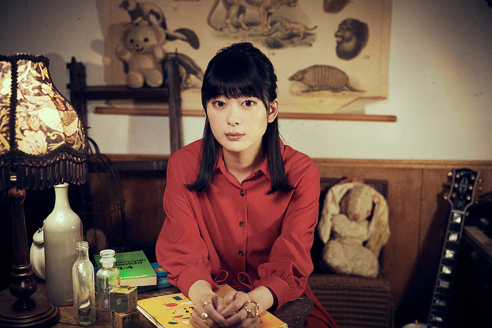ももすももす、耽美で官能的な「まともじゃないのがちょうどいいの」MV