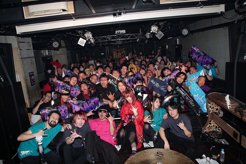 人の心を自由に解き放ち、誰もが笑顔という共通の楽しさで繋がりあえる音楽。それをAKARAは、今もライブで証明し続けている。「AKARA World of REVENGE Tour 2023 Final Oneman Live〜Against my Fate〜」ワンマン公演レポート!!!
