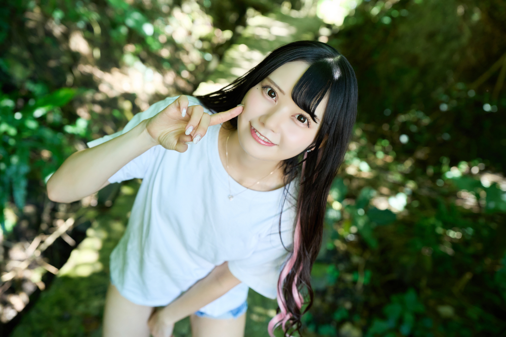 真紅の衣装でセクシーショットも…ハニスパ姫乃れいなが1stデジタル写真
