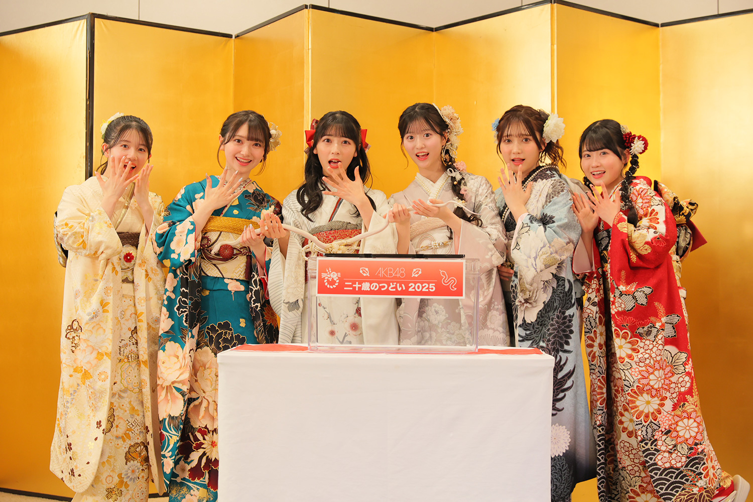 巳年にちなんで白蛇もサプライズ登場！ 「2025年 AKB48 二十歳のつどい