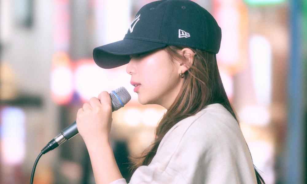 いま路上で最も人を集めるシンガー”丸山純奈が新曲「恋知らず」を配信