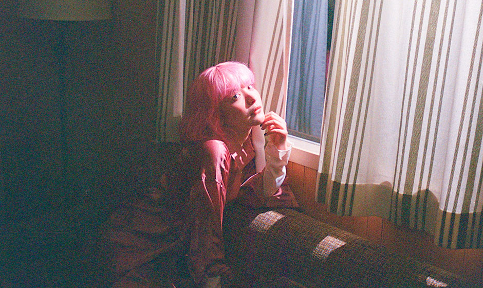 ailly、新曲MVで大海を自作のいかだで航海！初のツアー名古屋公演のゲストにOKAMOTO'Sが決定