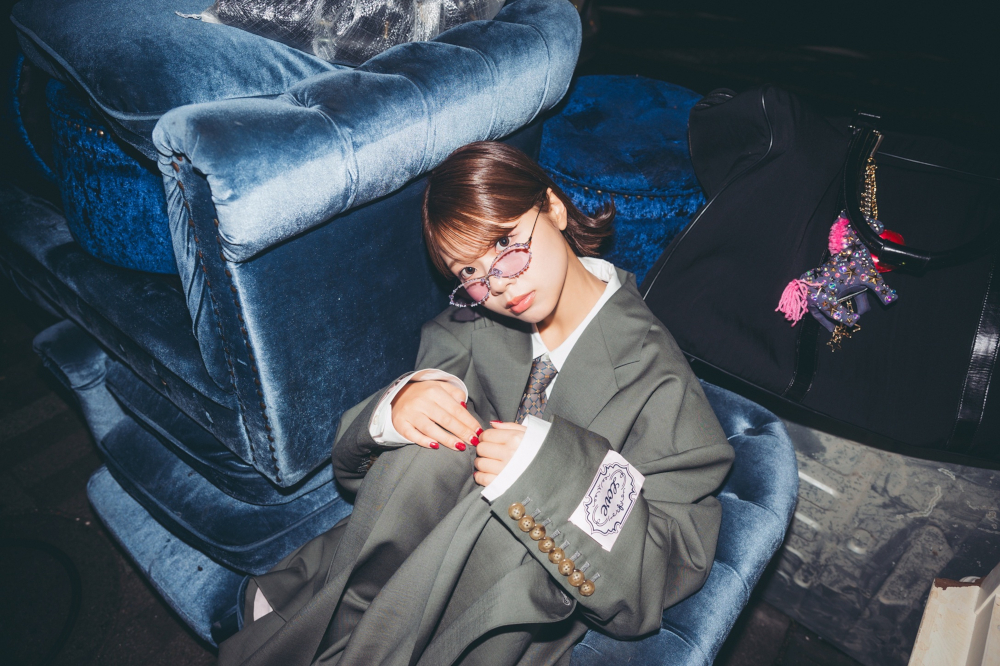 “私は透明”――asmiが描く揺れる心 TVアニメ『レプリカだって、恋をする。』EDテーマに 新曲「あわ」が決定