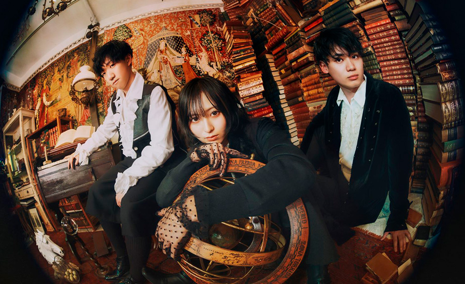 PompadollS、メンバー描き下ろしの「リトルワールド」ジャケット写真＆新アーティスト写真公開！TVアニメ「愛してるゲームを終わらせたい」番宣CMで音源初解