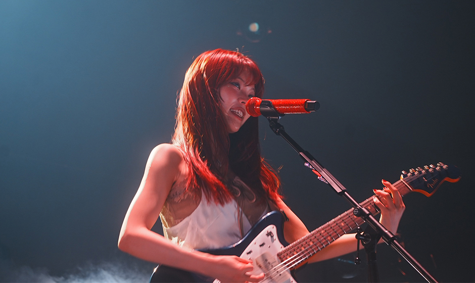 アイナ・ジ・エンド、新曲「Blue Shining Star」をライブ初披露！