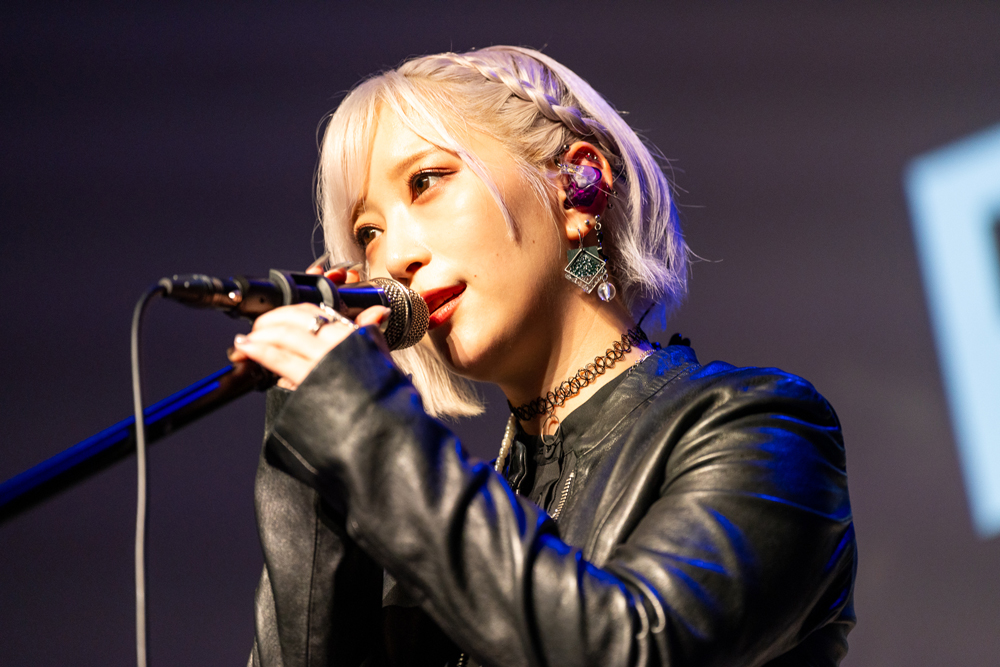 ReoNa、デビュー8周年当日に【animate Theater LIVE 2026 ～summer～】出演  最新曲「Amore」「それは魔法でした」をアコー