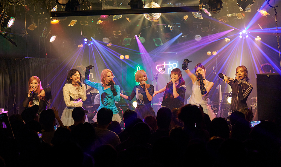 Ettone、「Under The Rug ON LIVE VOL.2」でVivaOlaと共演。新曲「STAY」初披露と圧巻のコーラスで示した成長
