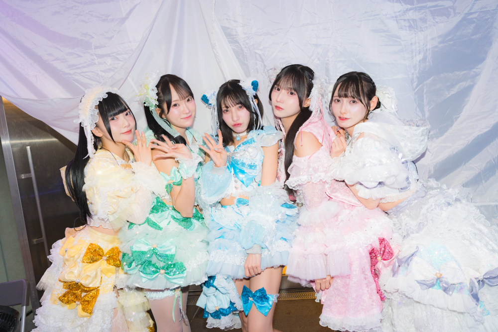 アイドルグループ「Merry BAD TUNE.」が歌舞伎町の野外ステージで熱狂の4周年記念ライブ、「まだ成長途中」と5年目の意気込み
