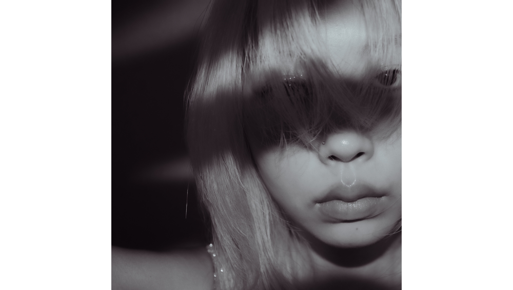 唯一無二の歌声で注目を集めるシンガーソングライター、Aki 最新曲「唸るほどの熱」Music Videoが公開。