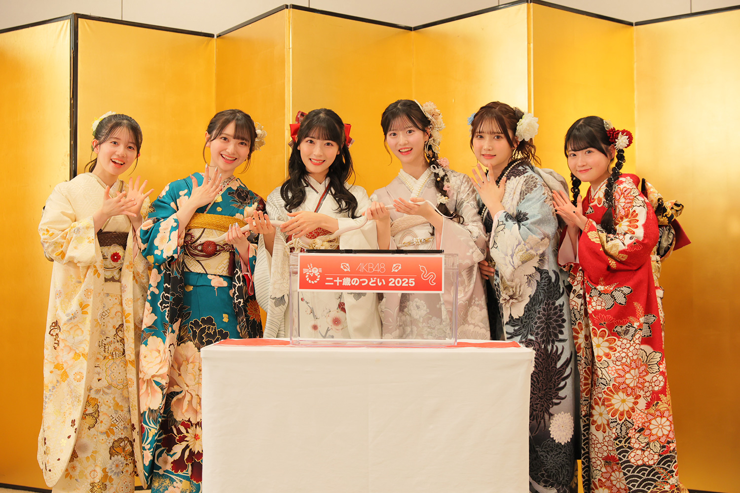 巳年にちなんで白蛇もサプライズ登場！ 「2025年 AKB48 二十歳のつどい