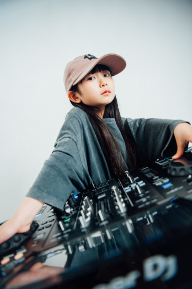 DJ RINOKA_アー写(small)