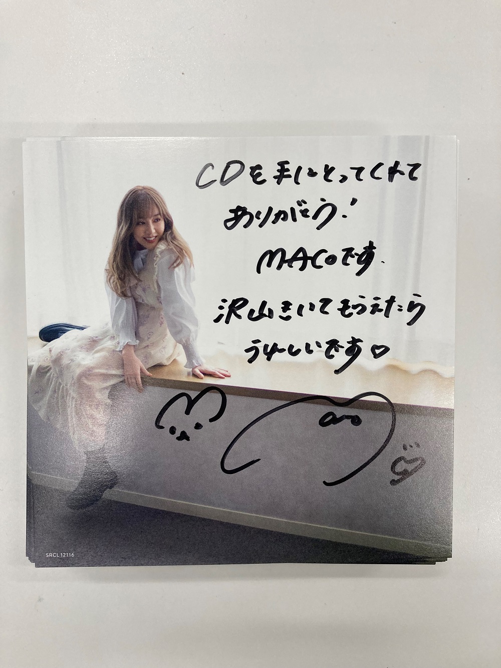 シンガーソングライターMACOの3年間の軌跡を綴った16曲を収録。 先行