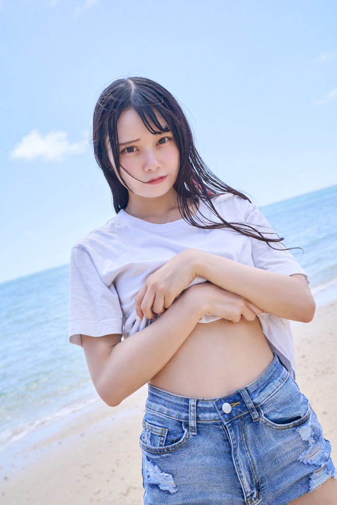 真紅の衣装でセクシーショットも…ハニスパ姫乃れいなが1stデジタル写真